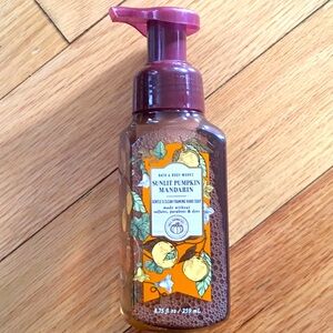NWT Bath & Body Works Sunlit Pumpkin Mandarin Gentle & Clean Foaming Hand Soap